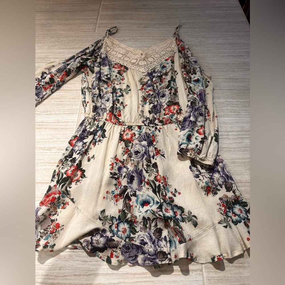 Romper floral with cold shoulder and crochet details
Boho
Rayon 
Size M